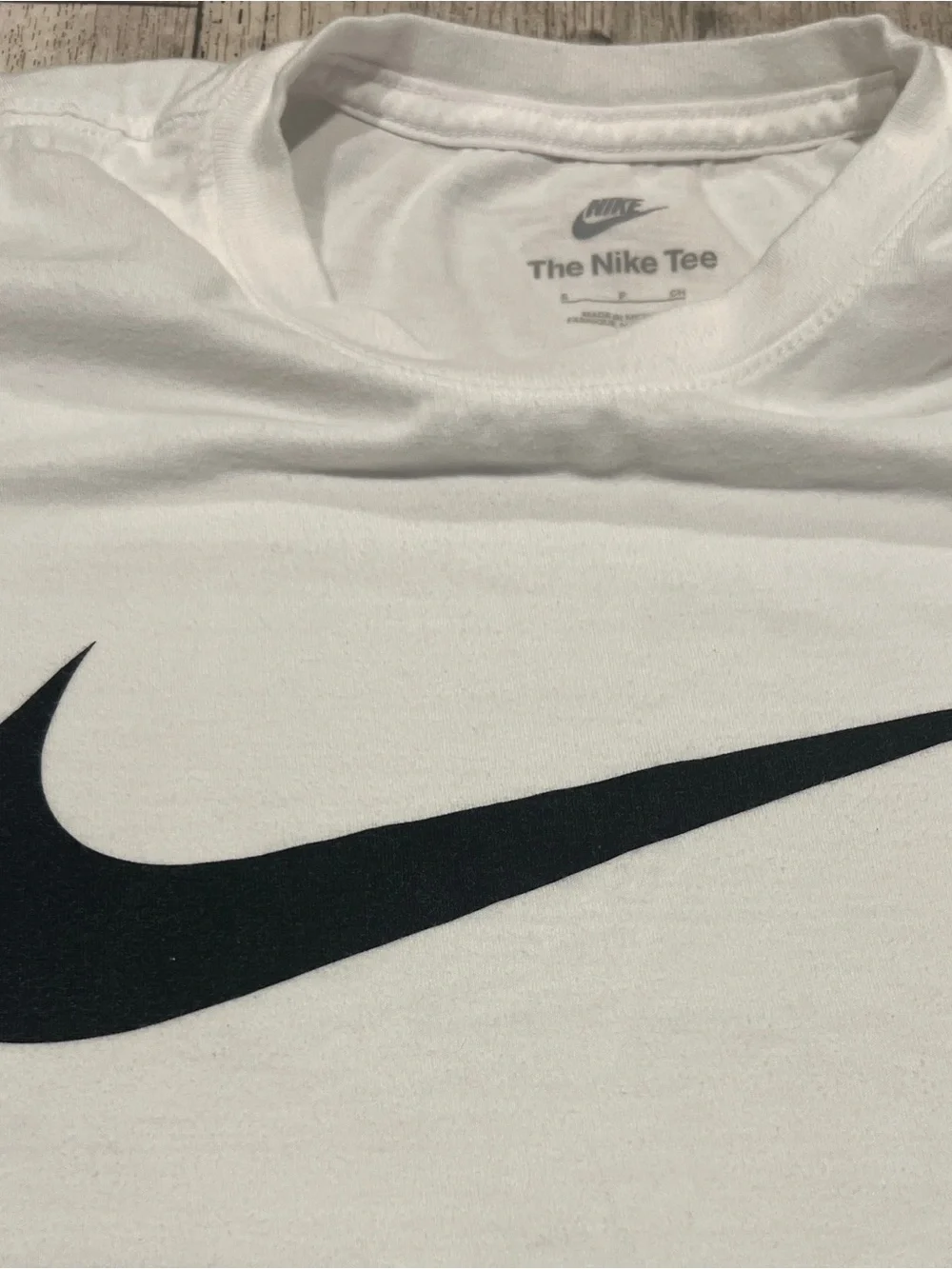 Nike White Short Sleeve T-Shirt with Black Swoosh Mens size Small